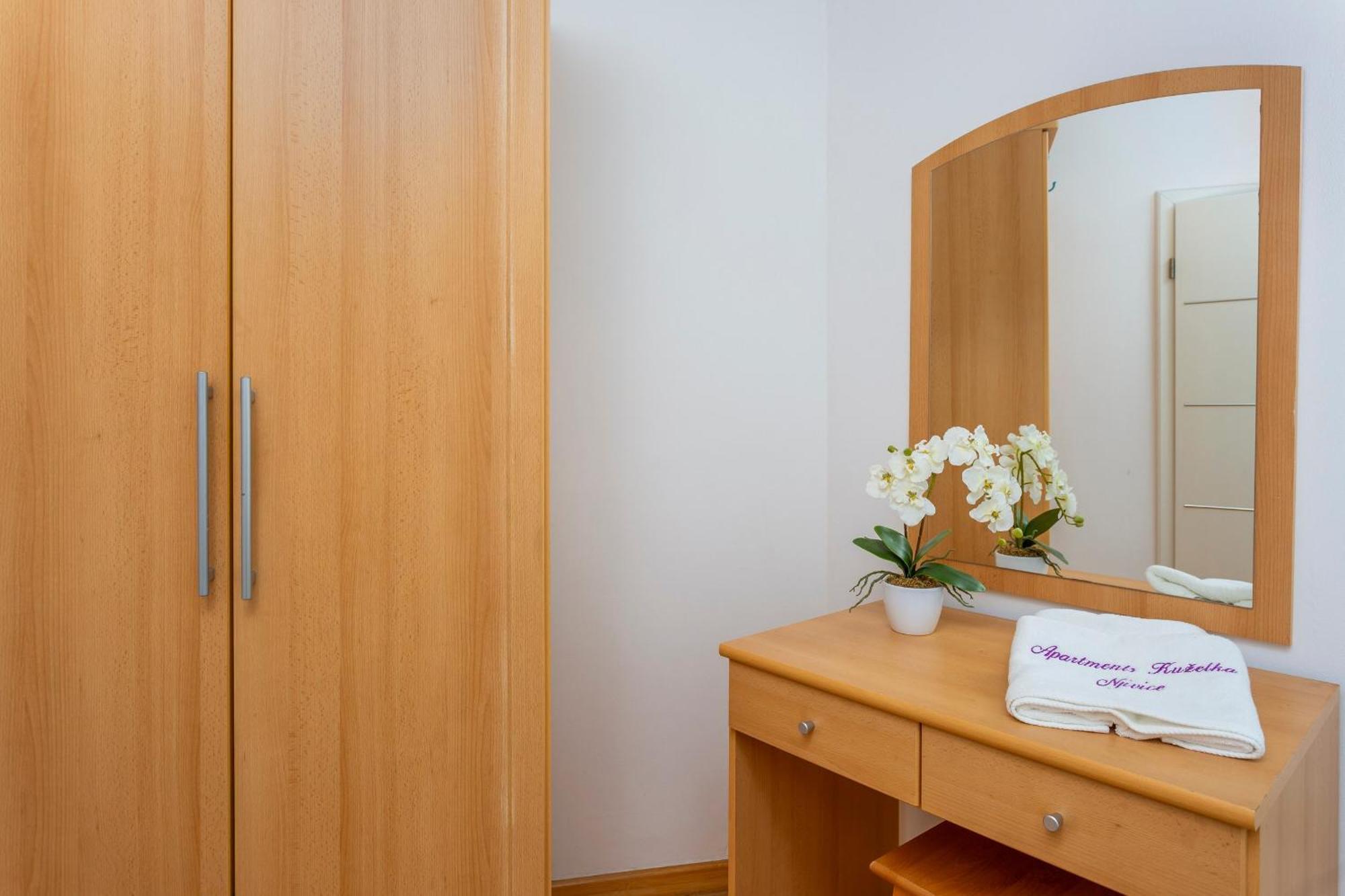 Apartments By The Sea Njivice, Krk - 5296 חדר תמונה